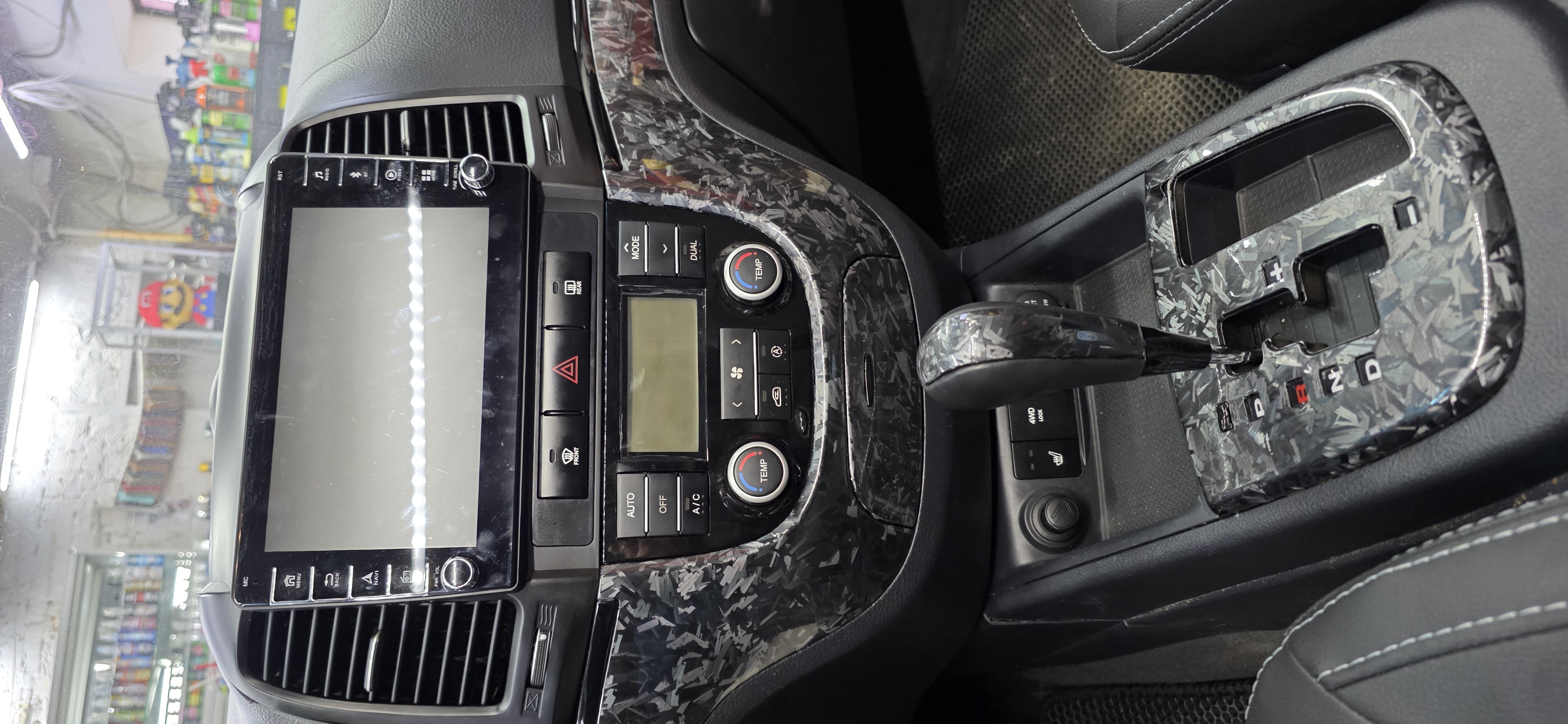 Оклейка карбоном элементов салона. - работа 5