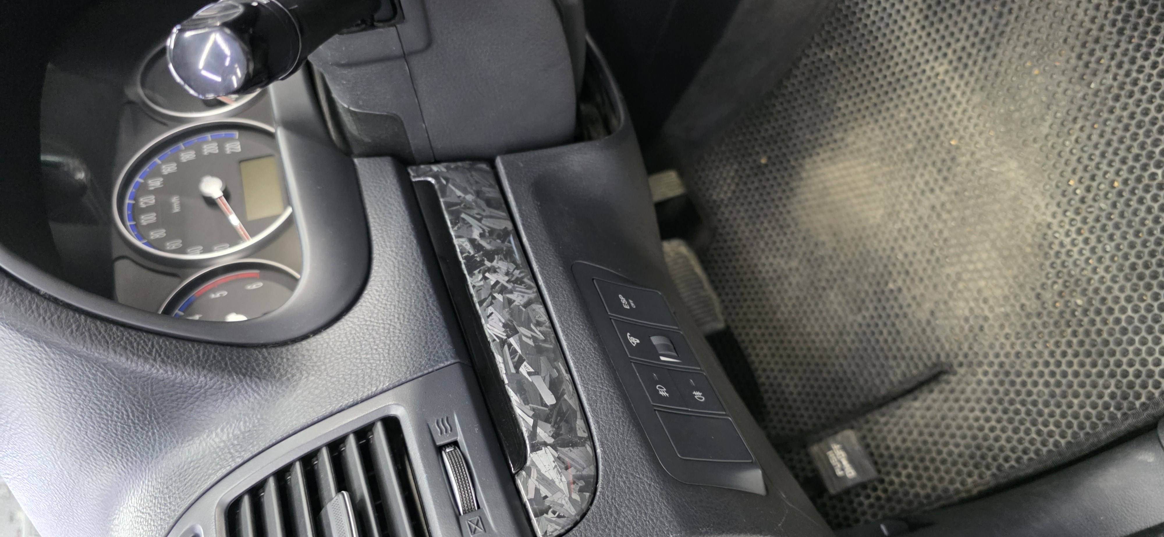 Оклейка карбоном элементов салона. - работа 6