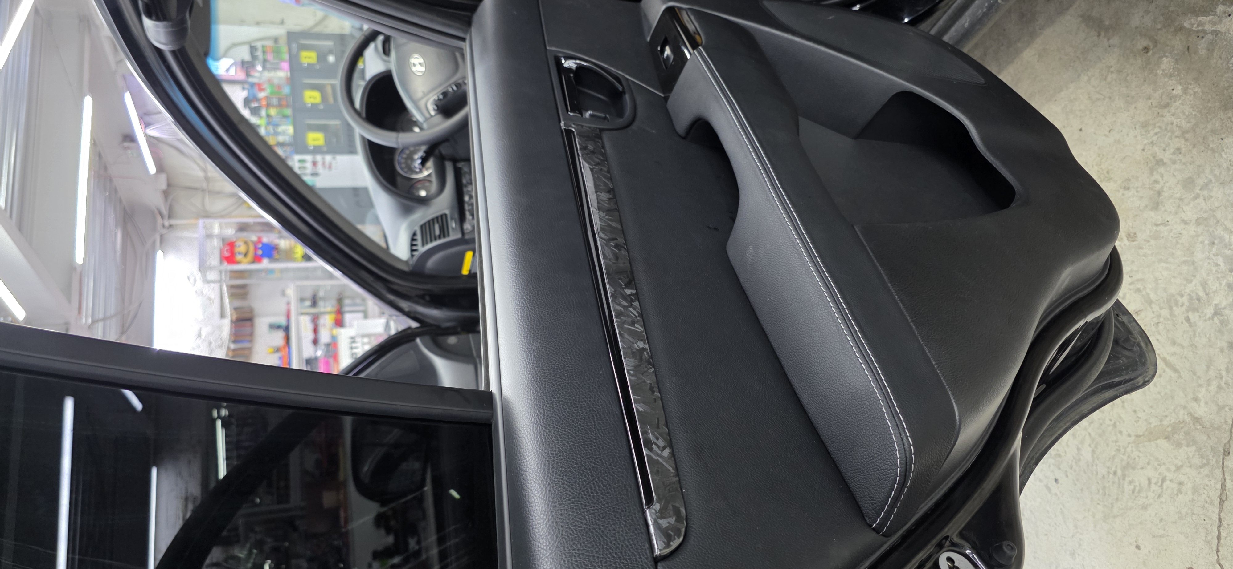 Оклейка карбоном элементов салона.