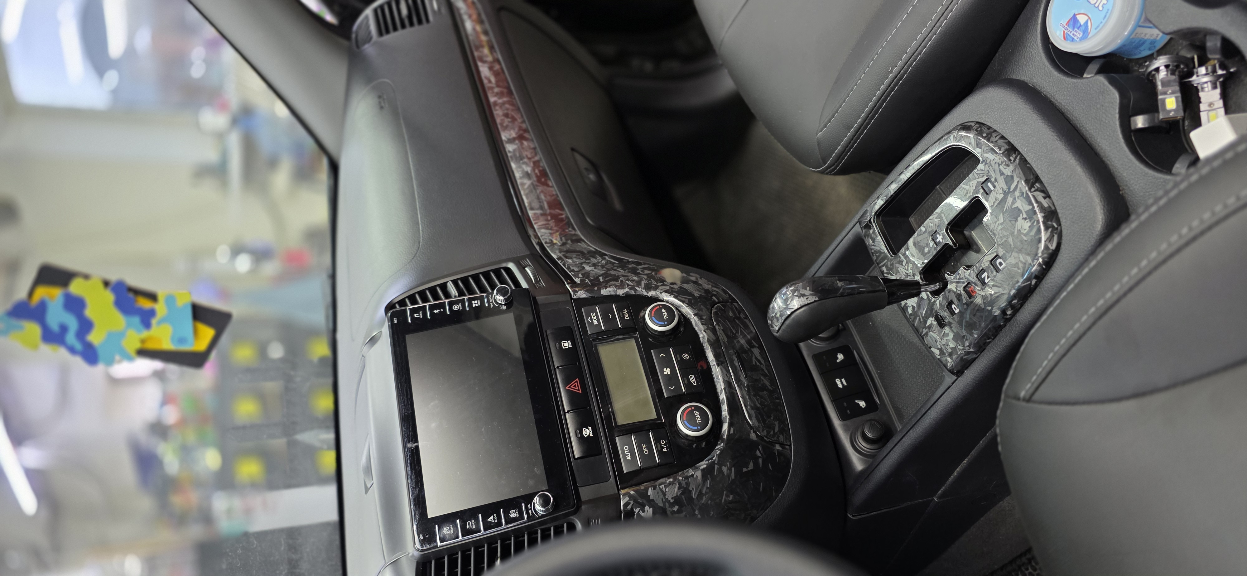 Оклейка карбоном элементов салона. - работа 4