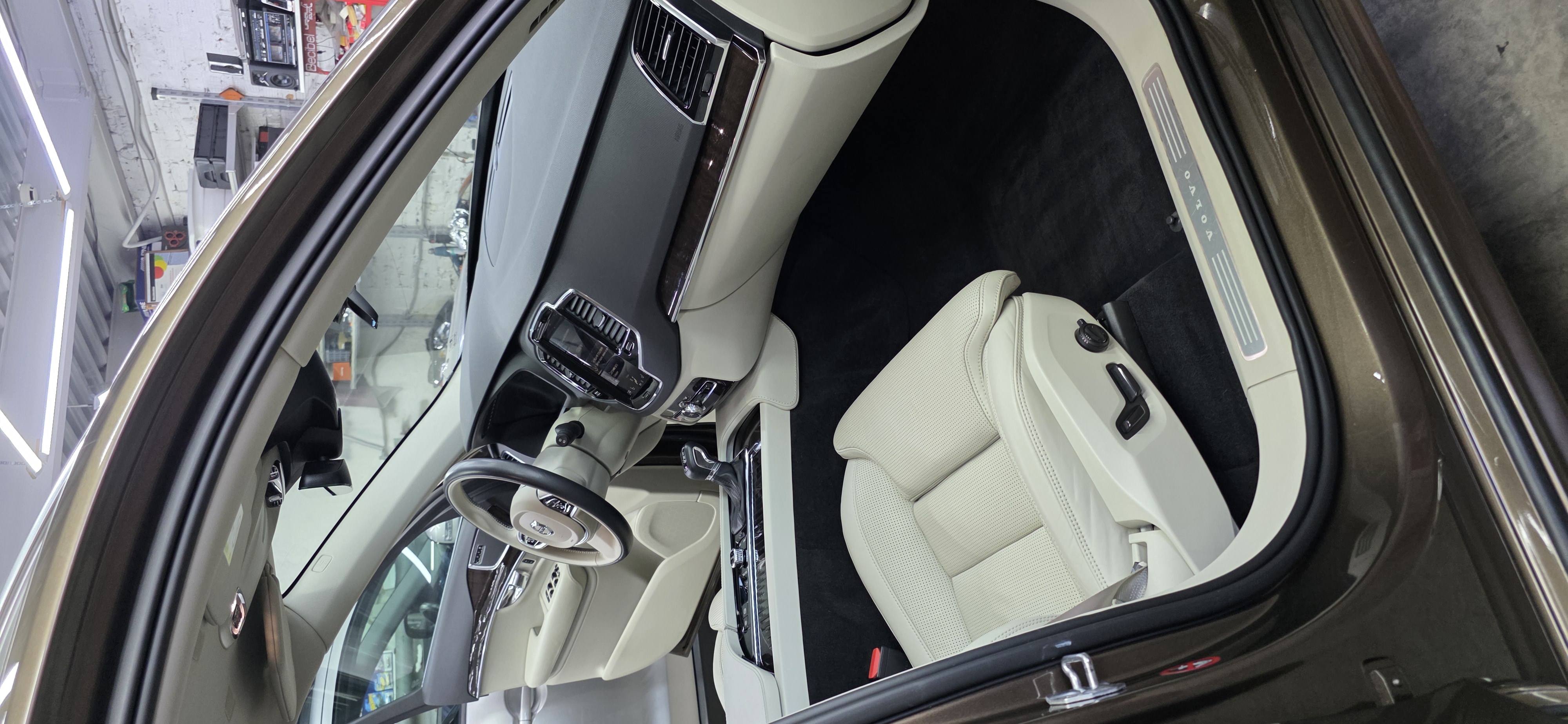 Химчистка и полировка Volvo XC 90 до и после - работа 20