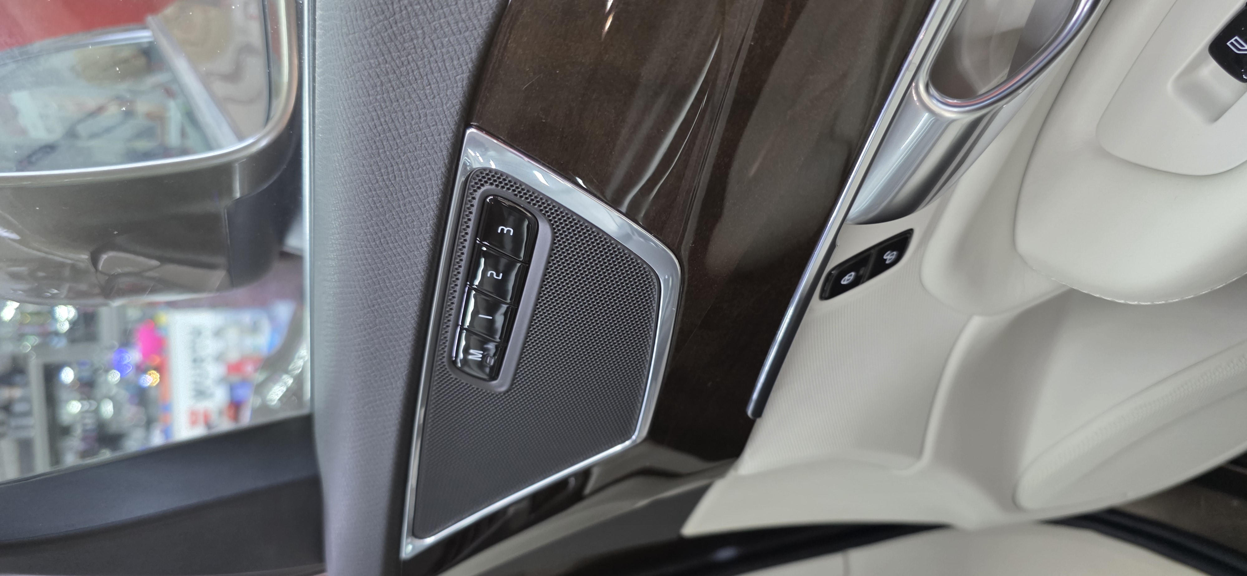 Химчистка и полировка Volvo XC 90 до и после - работа 26