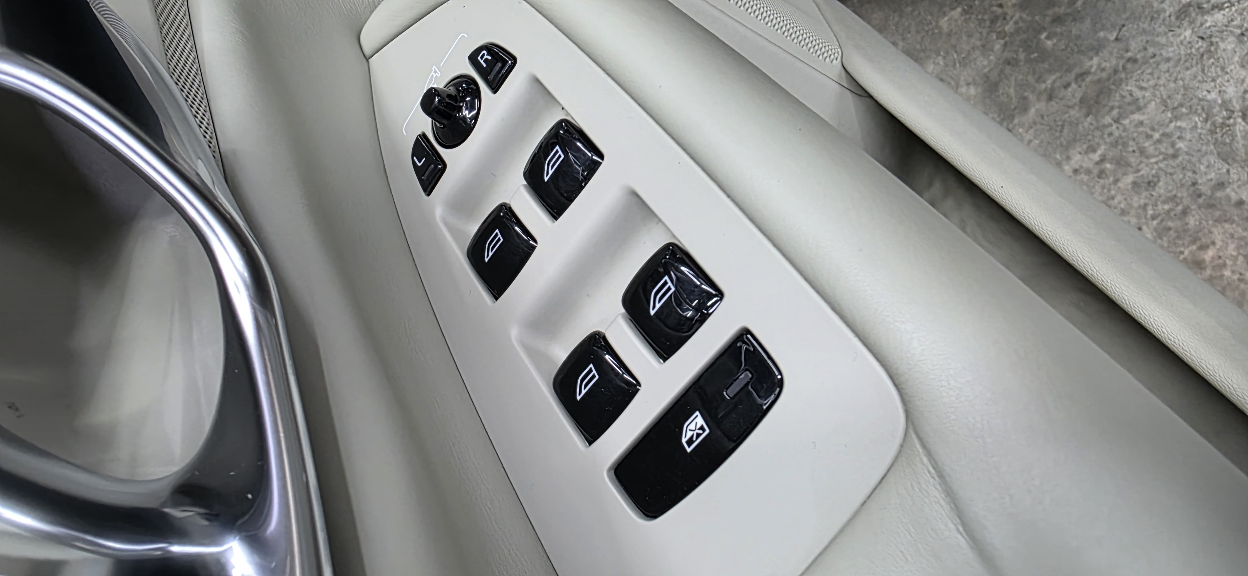 Химчистка и полировка Volvo XC 90 до и после